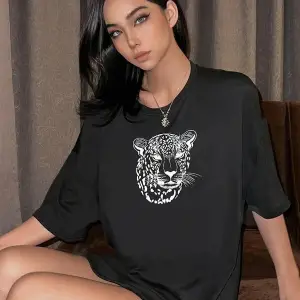 Kadın Beyaz Leopar Figür Baskılı Oversize T-shirt