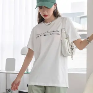 Kadın Beyaz Lıvıng Baskılı Oversize Bisiklet Yaka Tshirt