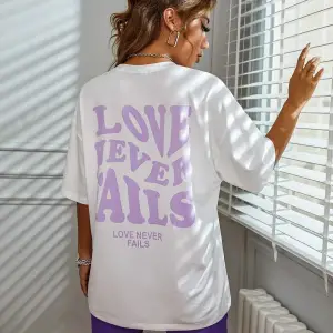 Kadın Beyaz Love Never Fails Baskılı Oversize Tişört