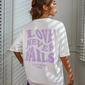 Kadın Beyaz Love Never Fails Baskılı Oversize Tişört