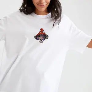 Kadın Beyaz Mantar Şapkalı Kız Baskılı Bisiklet Yaka Oversize Pamuklu T-shirt