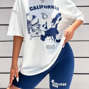 Kadın Beyaz Mavi Calıfornıa Baskılı Bisiklet Yaka Tshirt