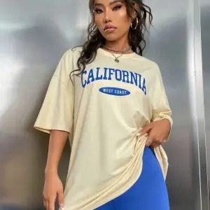 Kadın Beyaz Mavi Calıfornıa Baskılı Bisiklet Yaka Tshirt