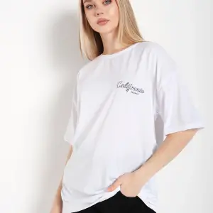 Kadın Beyaz Oversize California Baskılı T-shirt