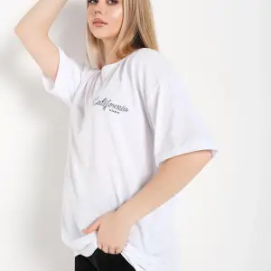Kadın Beyaz Oversize California Baskılı T-shirt