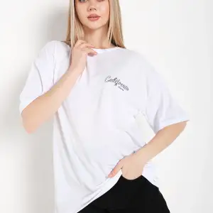Kadın Beyaz Oversize California Baskılı T-shirt