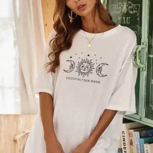 Kadın Beyaz Oversize Celestial Sun Moon Baskılı T-shirt -