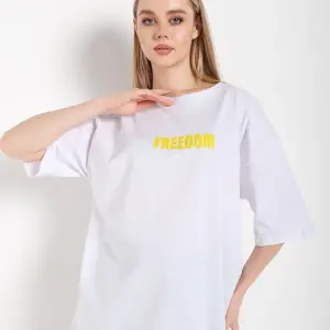 Kadın Beyaz Oversize Freedom Baskılı T-shirt