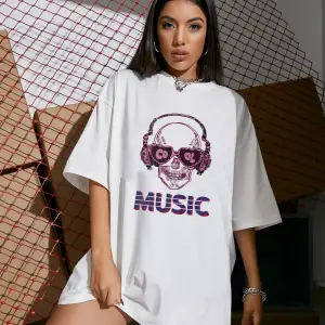 Kadın Beyaz Oversize T-shirt Music Ön Baskılı Tişört