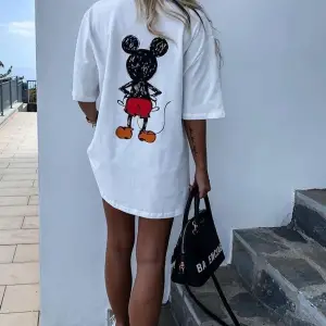 Kadın Beyaz Sırt Baskılı Mickey Mouse T-shirt