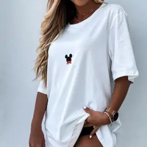 Kadın Beyaz Sırt Baskılı Mickey Mouse T-shirt