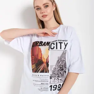 Kadın Beyaz Urban Baskılı T-shirt