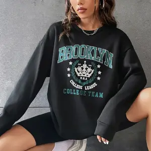Kadın Brooklyn Baskılı Oversize Bisiklet Yaka Sweatshirt Siyah