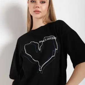 Kadın Çizgili Figür Kalp Siyah T-shirt Have A Holiday Baskılı