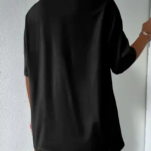 Kadın Çizgili Figür Oversize Siyah T-shirt