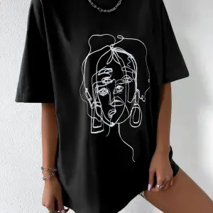 Kadın Çizgili Figür Oversize Siyah T-shirt