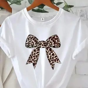 Kadın Fiyonk Leopar Baskılı Beyaz Siyah T-shirt Oversize