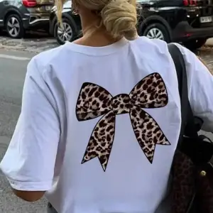Kadın Fiyonk Leopar Baskılı Beyaz Siyah T-shirt Oversize