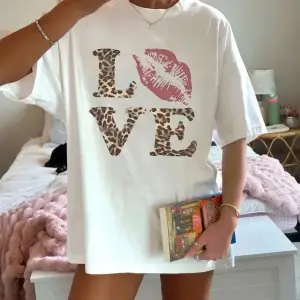 Kadın Fiyonk Leopar Baskılı Beyaz Siyah T-shirt Oversize