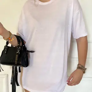 Kadın Oversize Dökümlü Tok Kumaş Kısa Kollu Tişört