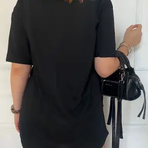 Kadın Oversize Dökümlü Tok Kumaş Kısa Kollu Tişört