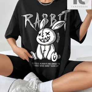 Kadın Oversize Düşük Omuzlu Yuvarlak Yaka Koyu Ayı ve Harf Baskılı Tişört