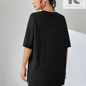 Kadın Oversize Düşük Omuzlu Yuvarlak Yaka Koyu Ayı ve Harf Baskılı Tişört