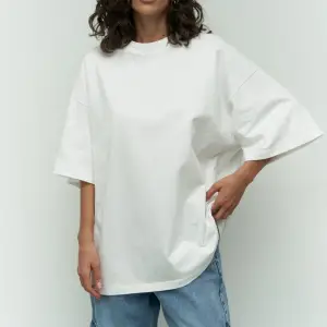 KADIN OVERSİZE NEFES ALAN BOL KESİM KISA KOLLU