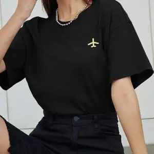 Kadın Siyah Airplane Baskılı Oversize T-shirt