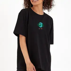 Kadın Siyah Earth Baskılı Bisiklet Yaka Oversize Pamuklu T-shirt
