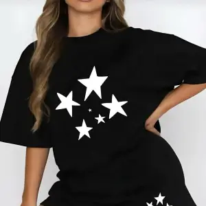 Kadın Siyah Göğüs Yıldız BaskılıOversize Şort- T-Shirt Takım strup0000000000050