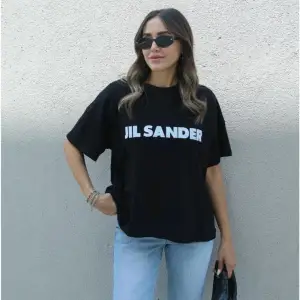 Kadın Siyah Jıl Sander Baskılı Oversize Bisiket Yaka Tişört