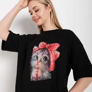 Kadın Siyah Kedi Baskılı Oversize Tişört