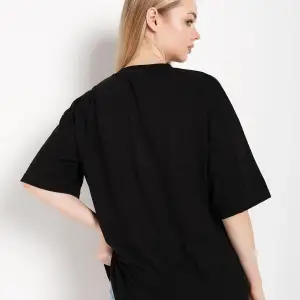 Kadın Siyah Kedi Baskılı Oversize Tişört