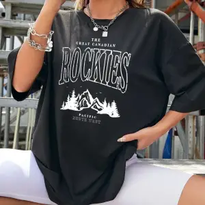 Kadın Siyah Rockıes Baskılı Oversize Bisiklet Yaka Tshirt