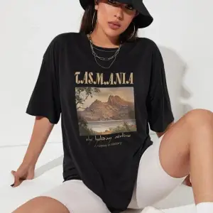 Kadın Siyah Tasmania Baskılı Oversize T-shirt