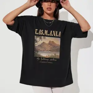 Kadın Siyah Tasmania Baskılı Oversize T-shirt