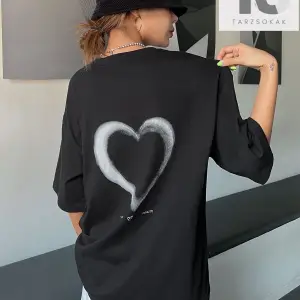 Kalp Desenli Düşük Omuz Tişört