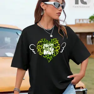 Kalp Ve Slogan Grafikli Düşük Omuz Tişört