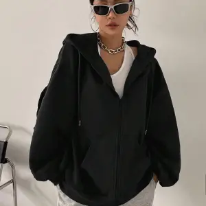 Kapüşonlu Sweatshirt Kolye Ve Bere 3lü Kombin Siyah