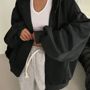 Kapüşonlu Sweatshirt Kolye Ve Bere 3lü Kombin Siyah