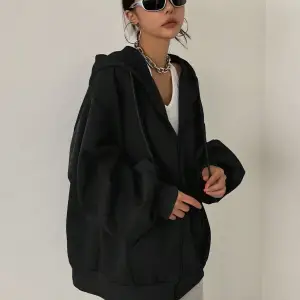 Kapüşonlu Sweatshirt Kolye Ve Bere 3lü Kombin Siyah