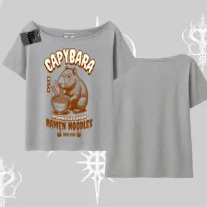 Kayık Yaka Tshirt Cute Capybara Enjoying Ramen Noodles Artwork