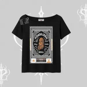 Kayık Yaka Tshirt Fossilized Skull Underground Archive