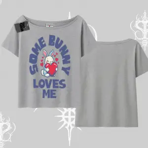 Kayık Yaka Tshirt Sevimli Tavşan Some Bunny Loves Me Baskılı