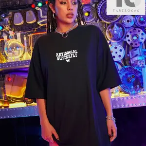 Kelebek & Harf Grafik Düşük Omuz Oversize Tişört