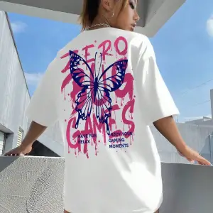 Kelebek & Slogan Grafikli Düşük Omuz Oversize Tişört