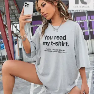 Kelebek & Slogan Grafikli Düşük Omuzlu Tişört