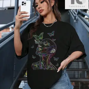 Kelebek ve Figürlü Baskılı Kadın Tişört