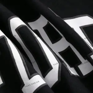 KOD Trend LEGND Erkek Çiçek & Slogan Grafikli Tişört